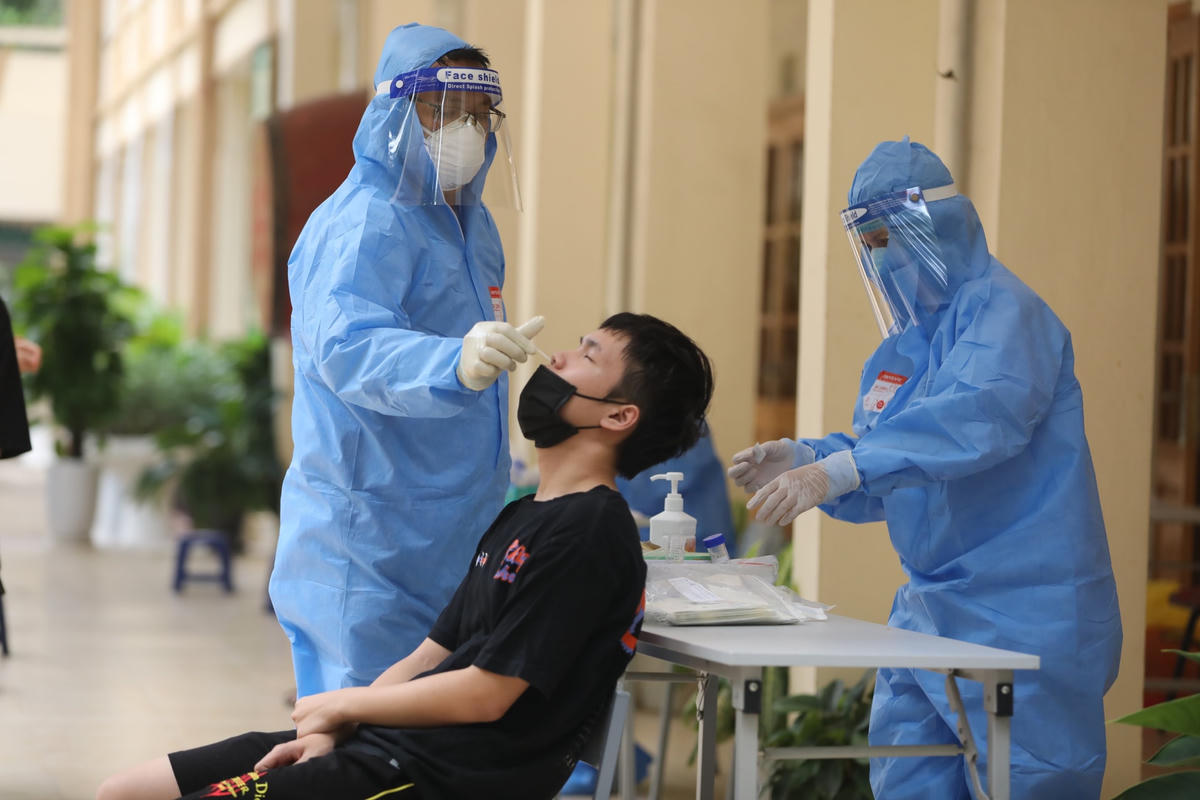 Lấy mẫu xét nghiệm Covid-19. ảnh: Quang Vinh