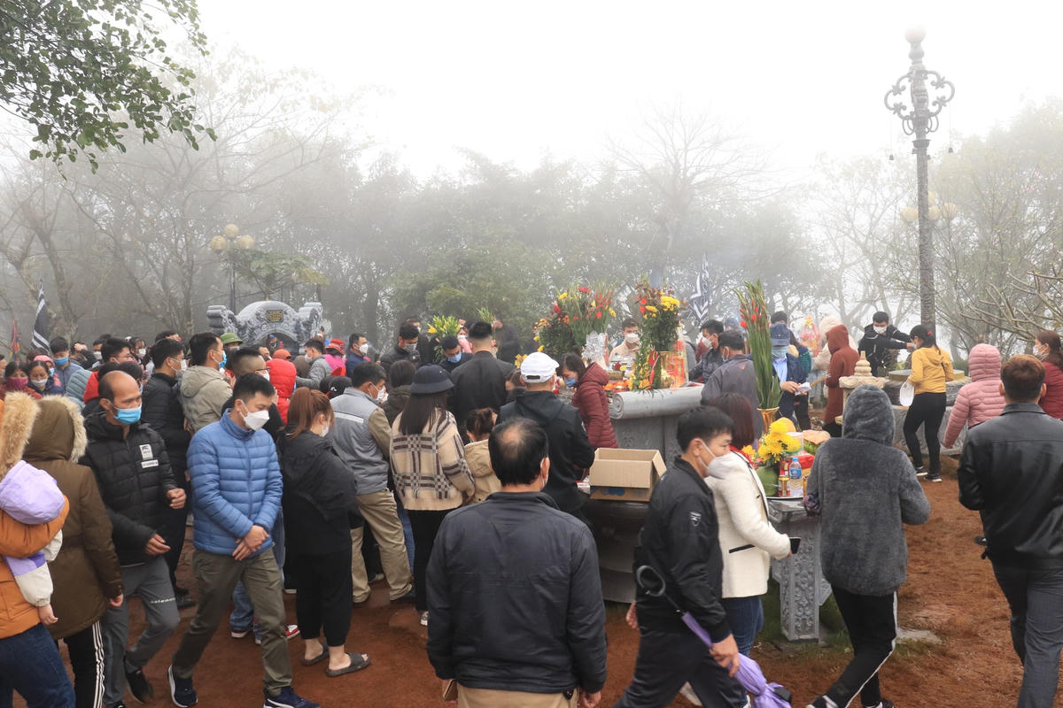 Hàng nghìn du khách đổ về đền Nưa - Am Tiêm trong ngày ‘mở cổng trời’