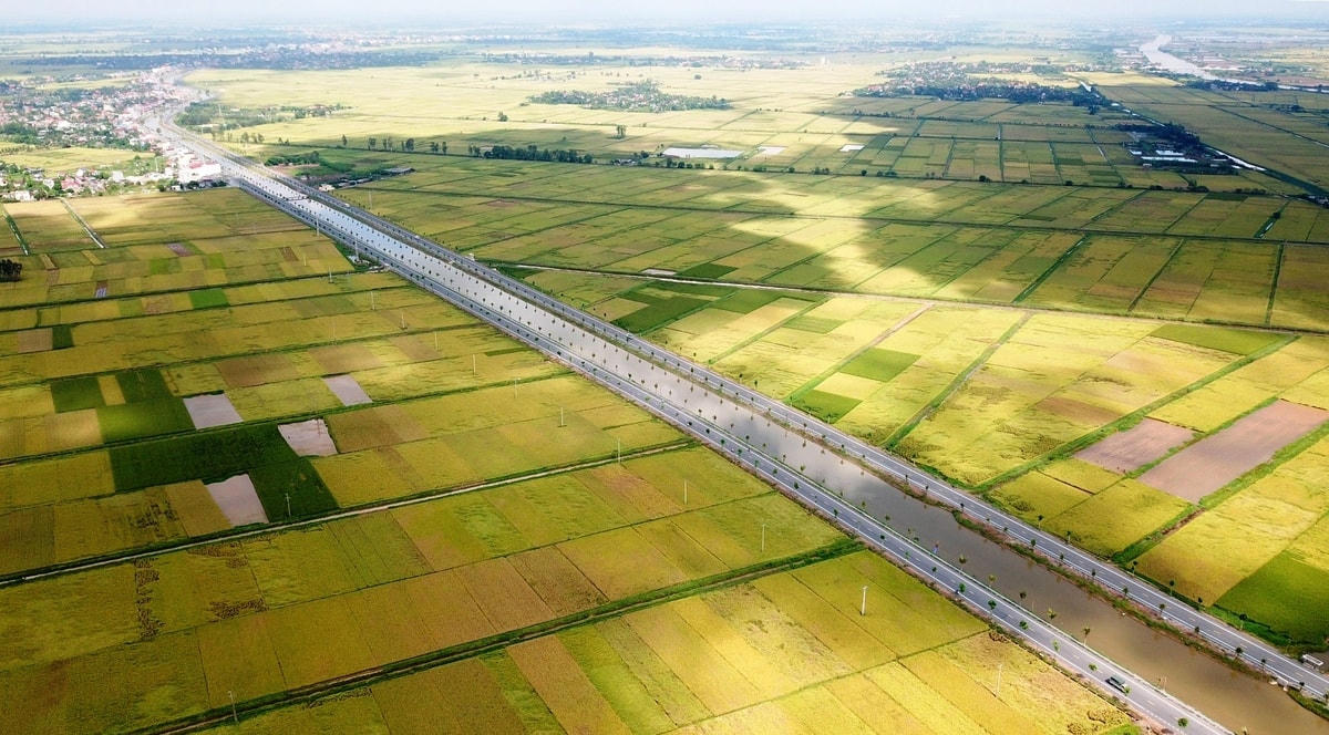Dự án đường đôi nối từ cầu Lạng Am đến cầu Nhân Mục được hoàn thành năm 2019 góp phần thúc đẩy KTXH huyện Vĩnh Bảo phát triển. Ảnh: Giang Chinh.