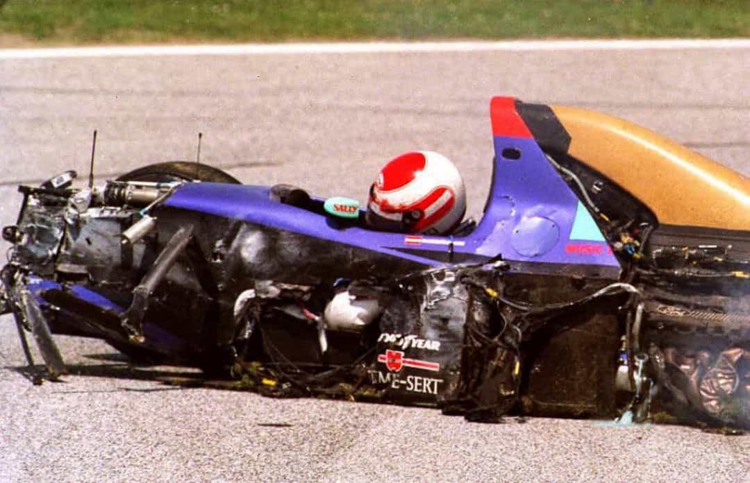 Tay đua Roland Ratzenberger bị tai nạn trong vòng loại tại San Marino Grand Prix năm 1994.   