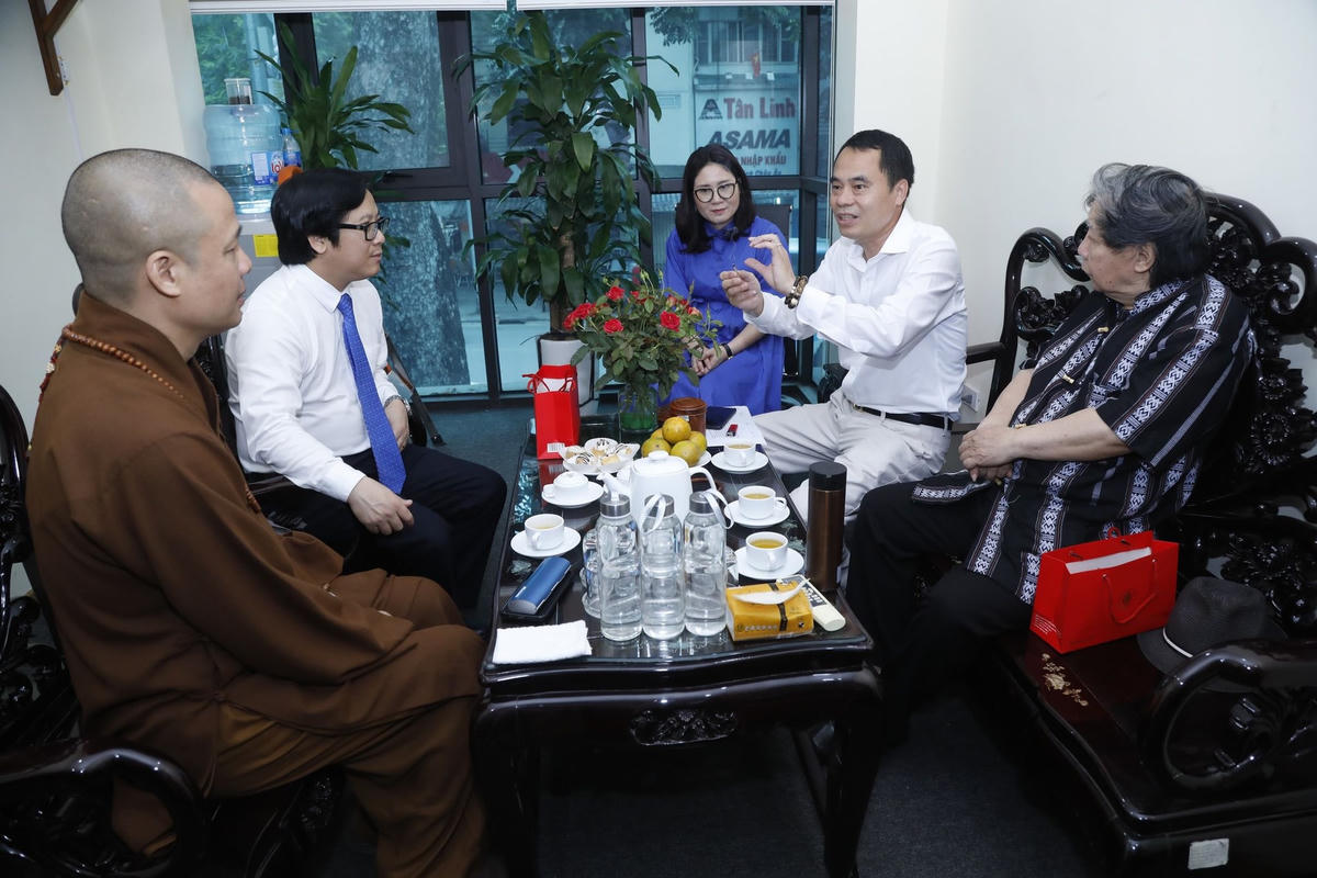 Thượng tọa Thích Minh Quang, Giáo sư Lê Văn Lan và ông Nguyễn Văn Tưởng chia sẻ cùng nhà báo Lê Anh Đạt bên lề tọa đàm. Ảnh: Quang Vinh.