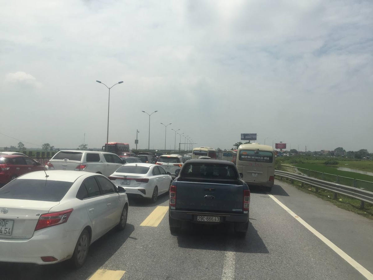 Xe ô tô xếp hàng dài nối đuôi nhau trên cao tốc Pháp Vân - Cầu Giẽ. Ảnh: L.A. 