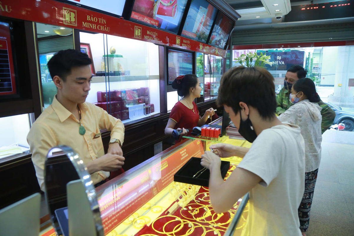 Giá vàng neo cao nhưng không gây sốt thị trường.  Ảnh: Quang Vinh.