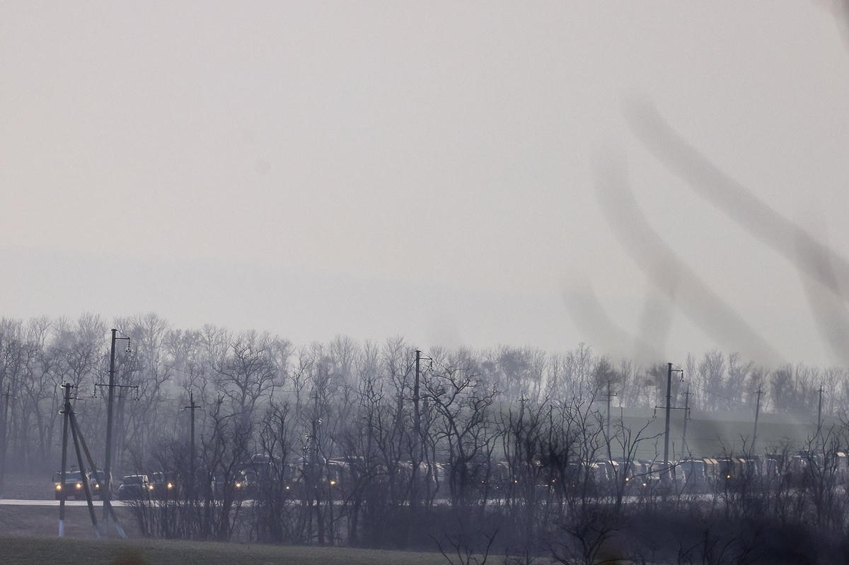 Đoàn xe quân sự của Nga đang tiến về biên giới vào vùng Donbass, miền đông Ukraine, ở thành phố biên giới Rostov của Nga. Ảnh: Daily Sabah.
