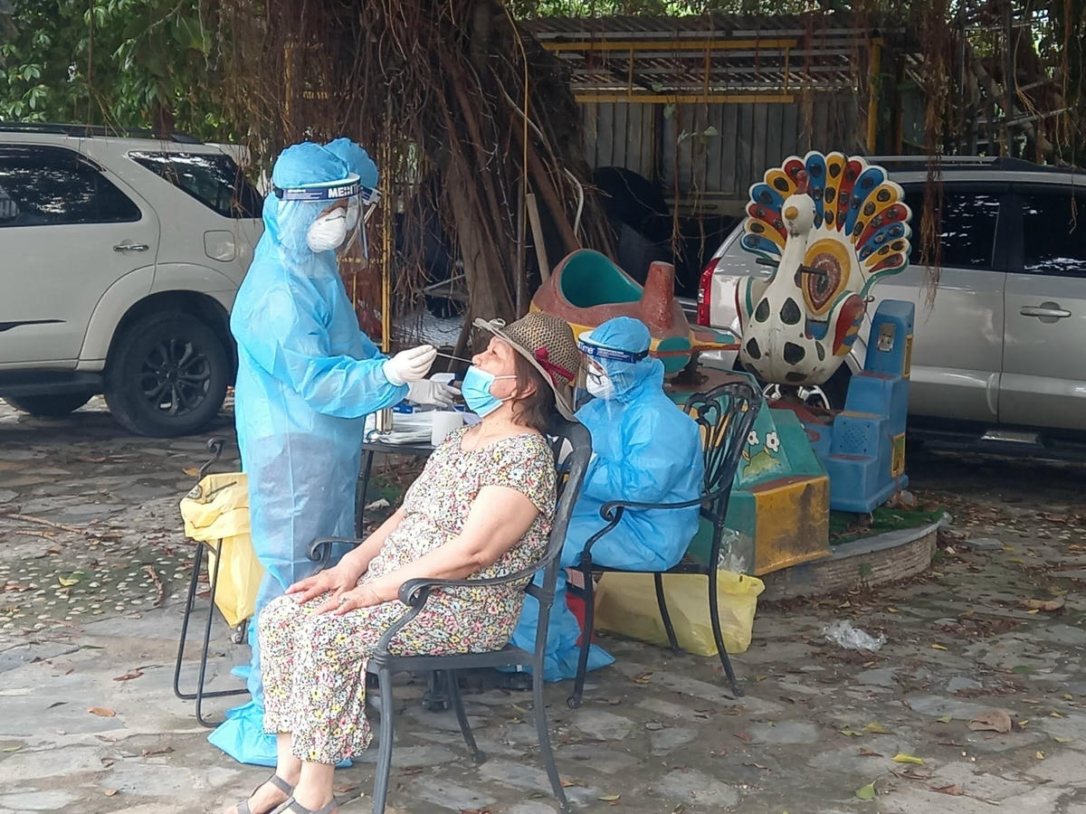 Lực lượng y tế thực hiện lấy mẫu xét nghiệm. 