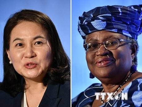 Bộ trưởng Thương mại Hàn Quốc Yoo Myung-hee (trái) tại Geneva (Thụy Sĩ) ngày 16/7/2020 và Cựu Bộ trưởng Tài chính Nigeria Ngozi Okonjo-Iweala tại Geneva ngày 15/7/2020. (Ảnh: AFP/TTXVN).