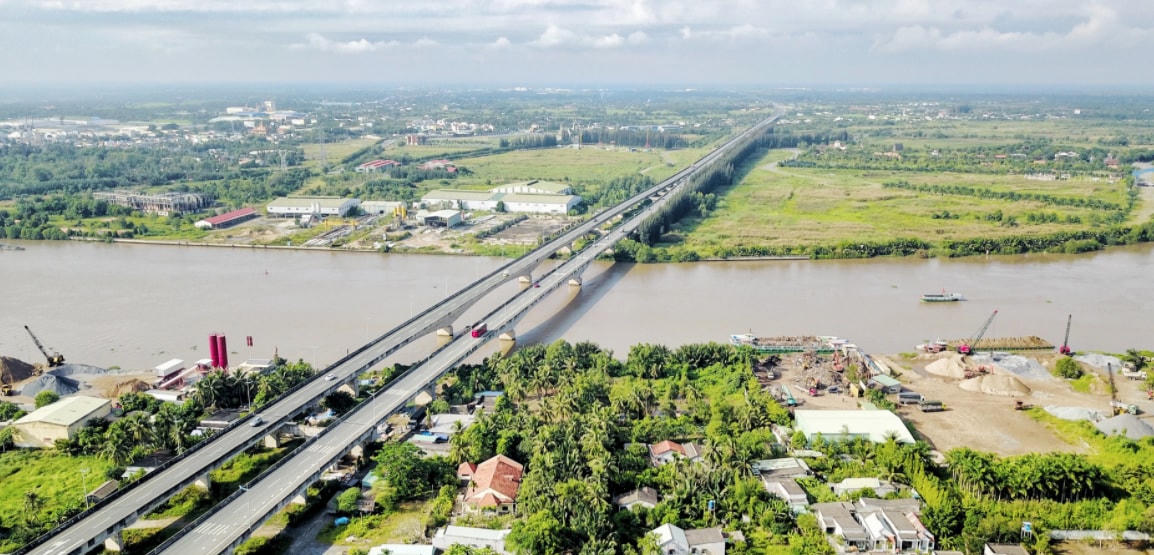 Hạ tầng giao thông chạy qua địa bàn Long An được đầu tư mạnh mẽ.