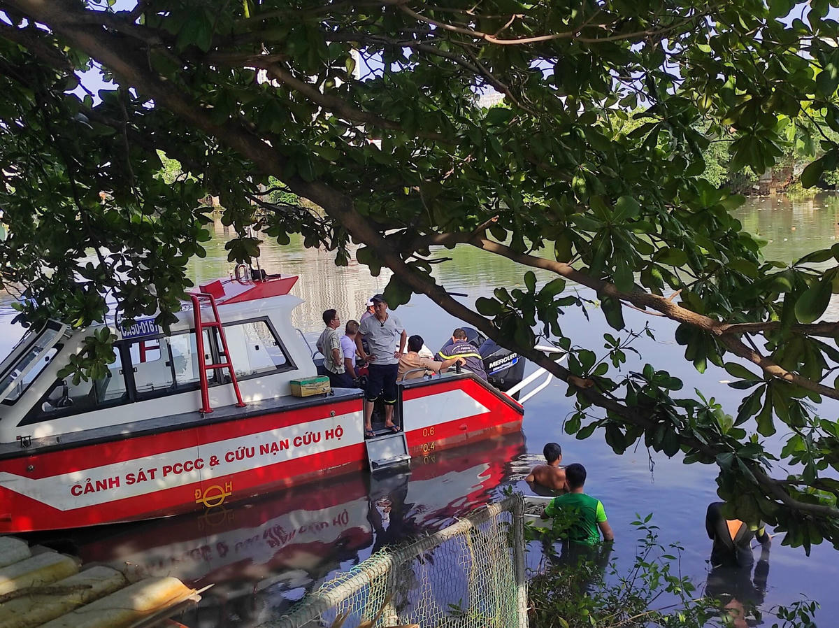 Cảnh sta1 PCCC và Cứu nạn cứu hộ triển khai lực lượng tìm kiếm nạn nhân. Ảnh: Trung Lĩnh