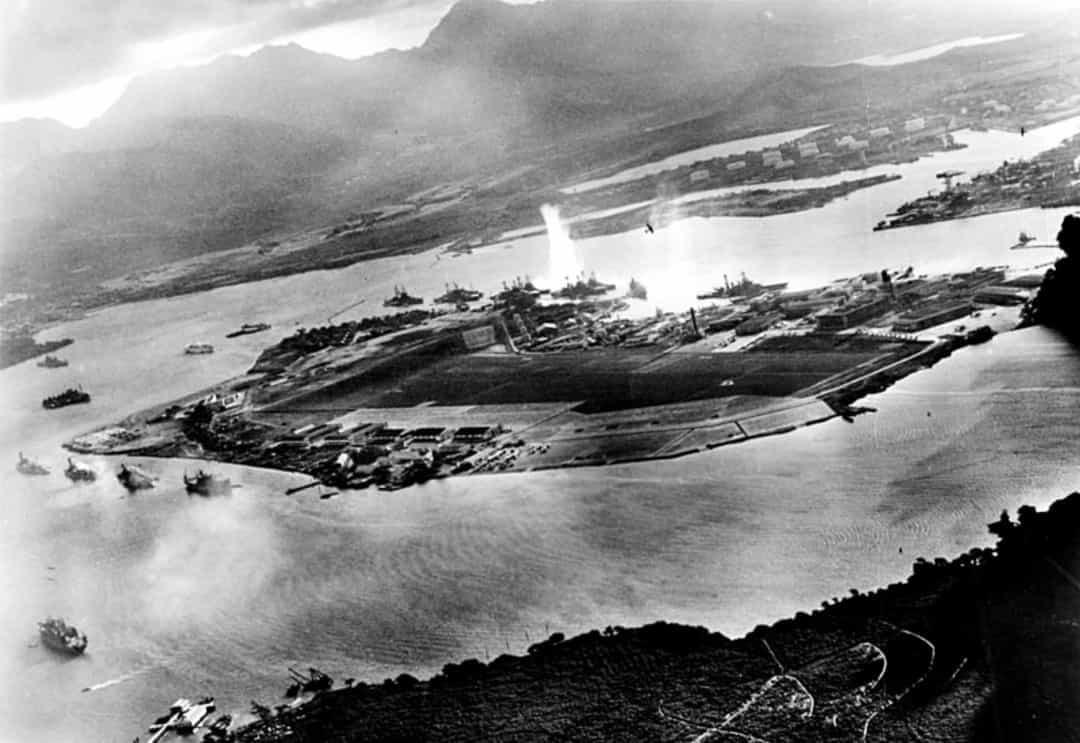 Một bức ảnh của Battleship Row chụp từ một máy bay Nhật Bản khi bắt đầu cuộc tấn công. Vụ nổ ở trung tâm là một cuộc tấn công bằng ngư lôi vào USS West Virginia. Battleship Row là nhóm gồm 8 thiết giáp hạm Hoa Kỳ cập cảng khi quân Nhật tấn công.  