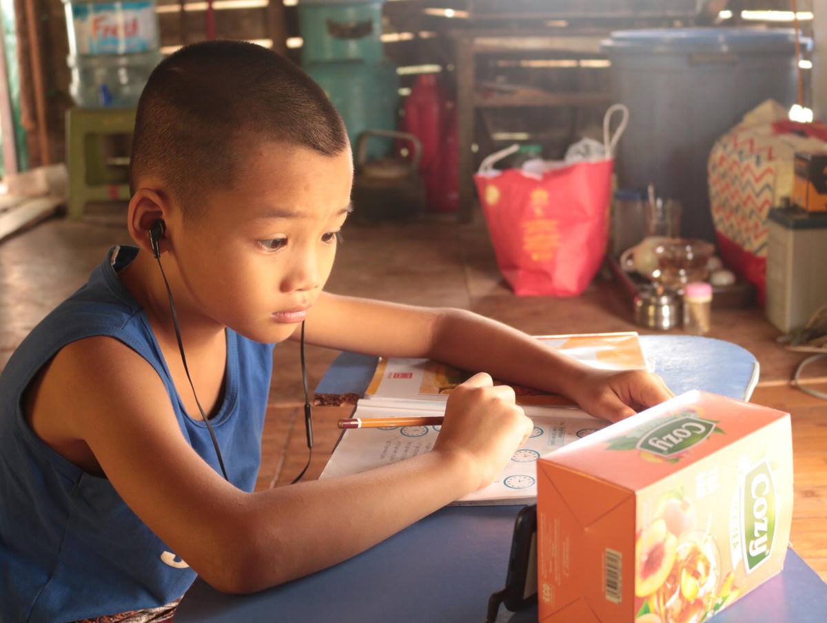 Nguyễn Hữu Nghĩa - đứa con trai cả của anh Cường những ngày này phải ở nhà để học online.