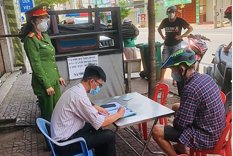 Người dân đang cung cấp thông tin, khai báo với lực lượng chức năng tại chốt kiểm soát.