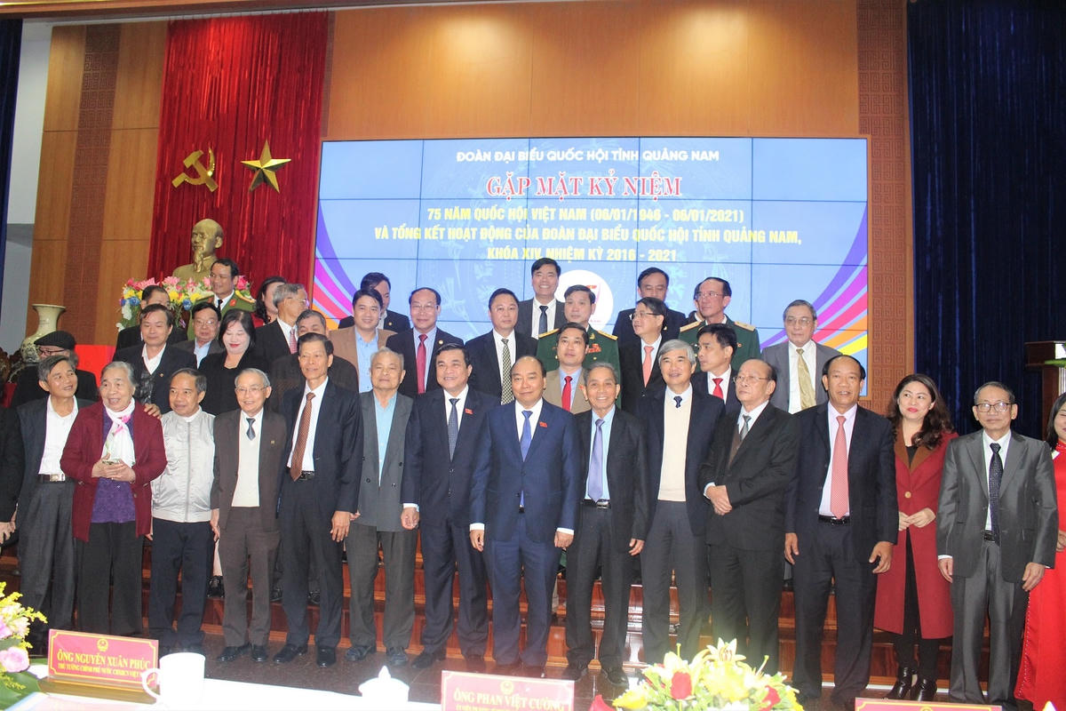 Thủ tướng Nguyễn Xuân Phúc chụp ảnh lưu niệm với các đại biểu.