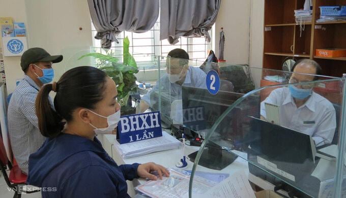 Người lao động làm thủ tục nhận BHXH một lần tại cơ quan BHXH quận 12, TP HCM, tháng 4/2021. Ảnh: Lê Tuyết.
