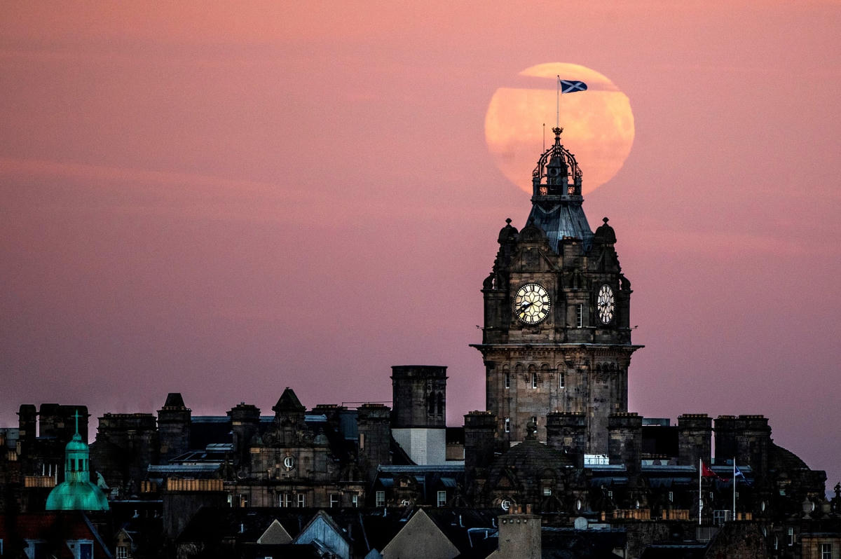 Trăng Sói dần lặn sau tháo đồng hồ Balmoral ở Edinburgh. Ảnh: Jane Barlow / PA.