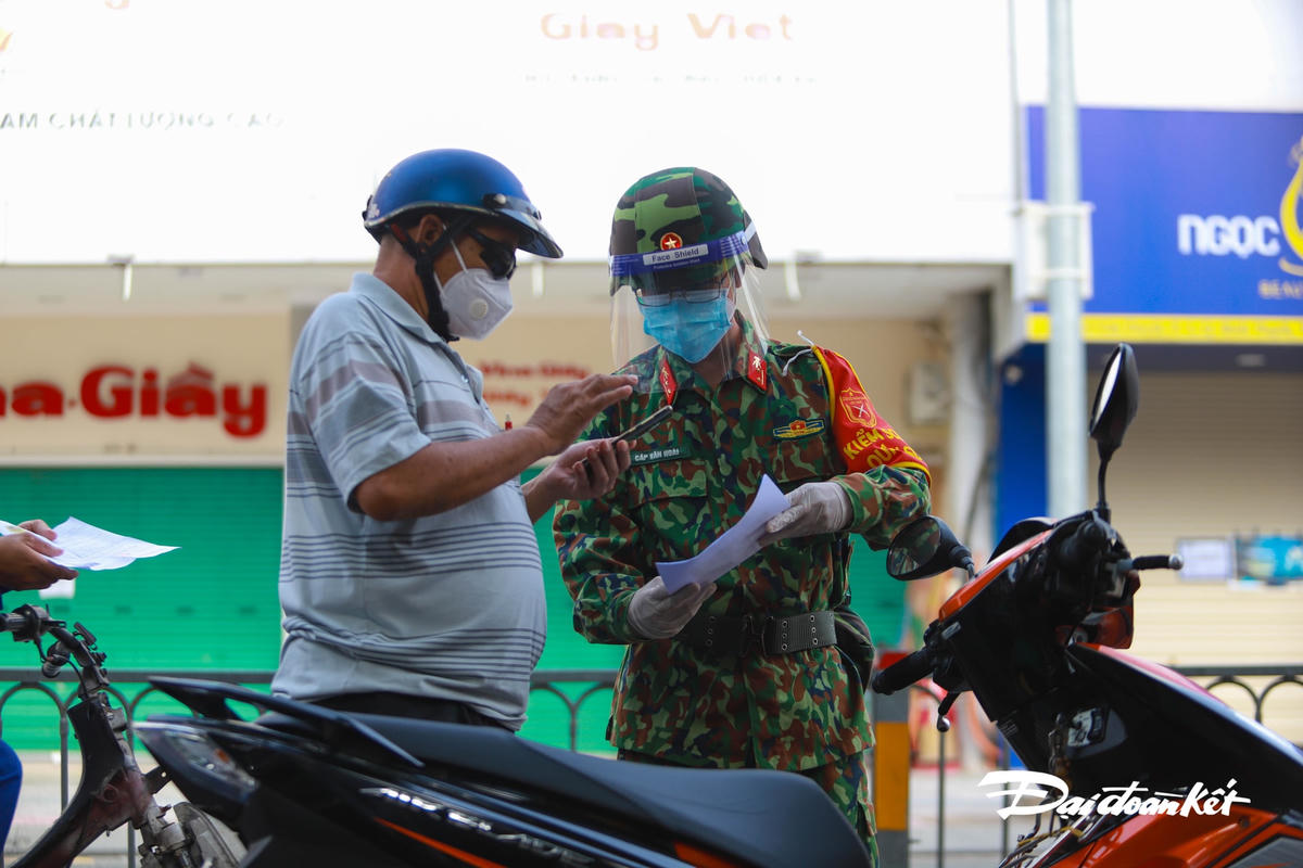 Nhiều người phải nhờ sự trợ giúp của lực lượng trực chốt khai báo giúp.