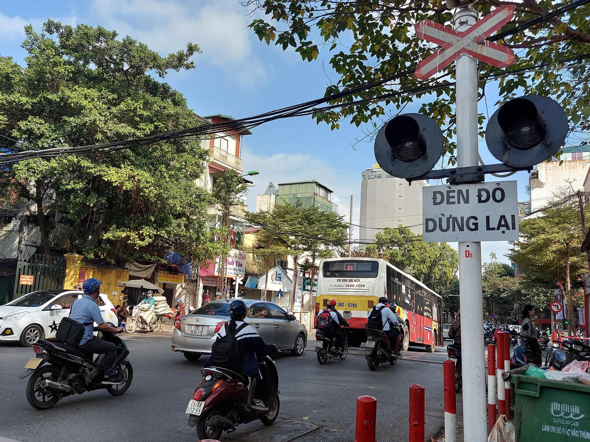 Các đèn cảnh báo, loa phát thanh đều hoạt động tốt, báo hiệu cho các phương tiện tham gia giao thông.