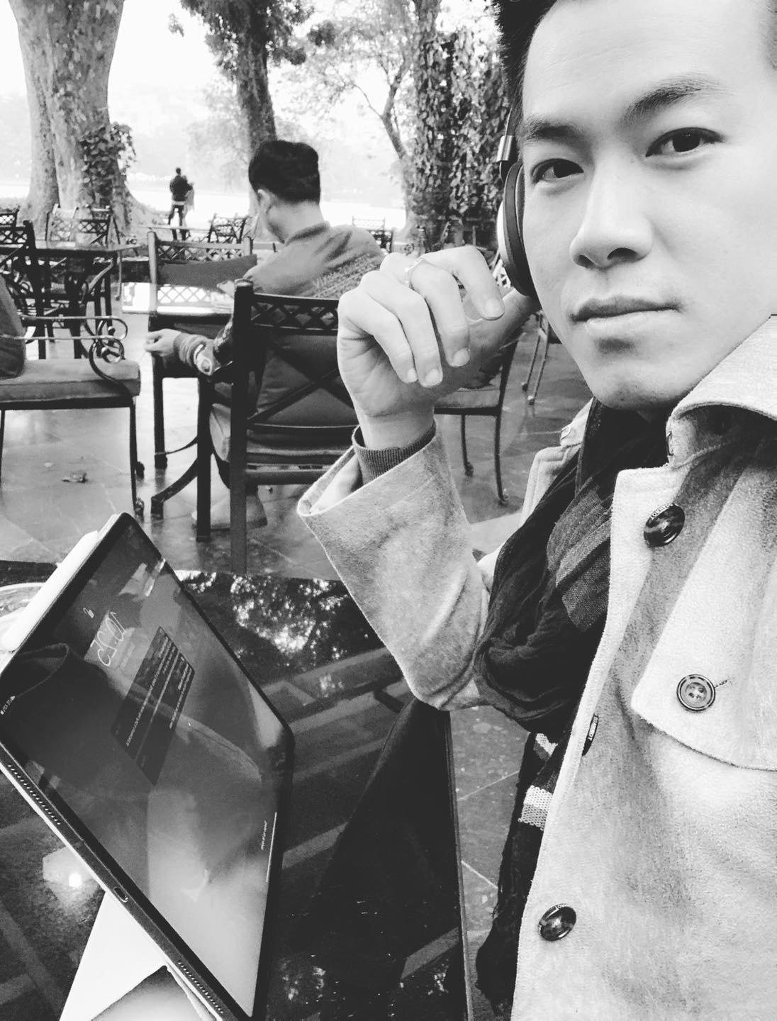 Hồ Trung Dũng thích thú khi được ngồi sáng tác tại địa điểm đẹp nhất Hà Nội một ngày đông: "Thú vui của người Xì Gòn: khi người Hà Nội trốn hết vào nhà vì rét thì người Xì Gòn ra đây ngồi nghe và viết nhạc".