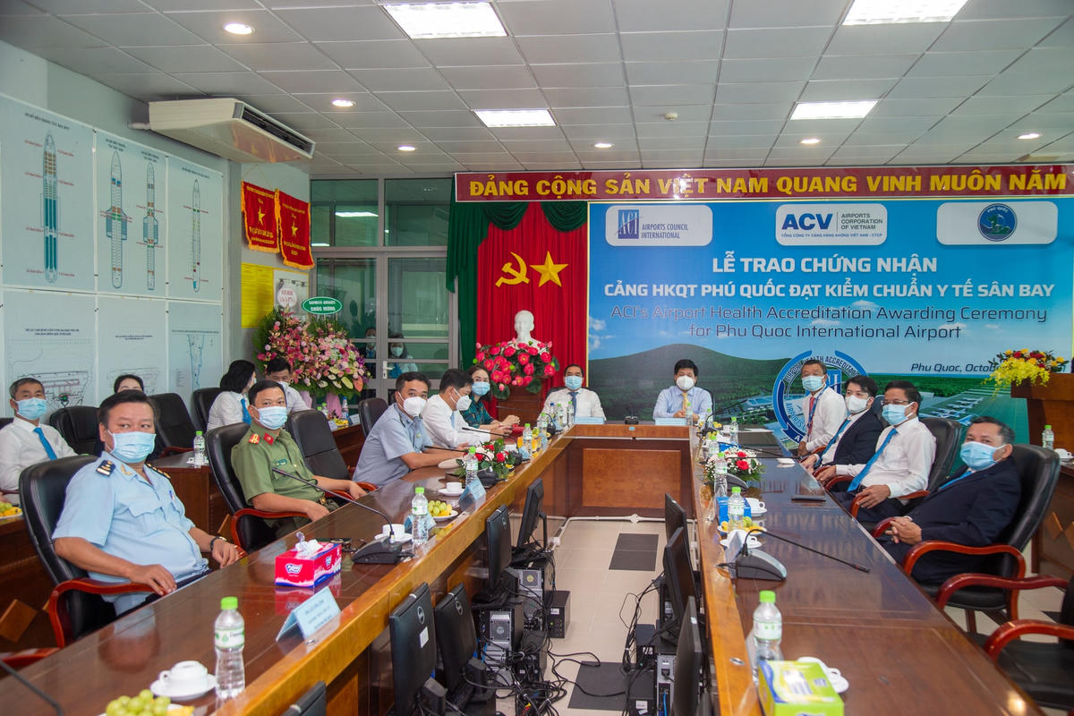 Quang cảnh buổi lễ đón nhận giấy Chứng nhận Kiểm chuẩn y tế sân bay cho Cảng Hàng không quốc tế Phú Quốc .