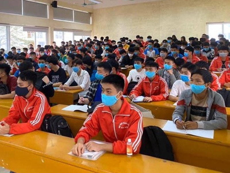 Sinh viên lên giảng đường với khẩu trang.