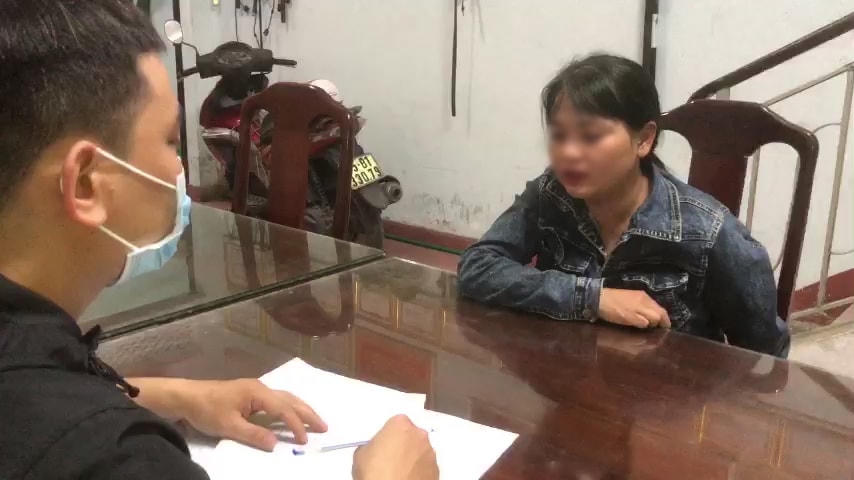 Đối tượng Dương Thị Minh Thanh tại cơ quan Công an. Ảnh: Công Quang.