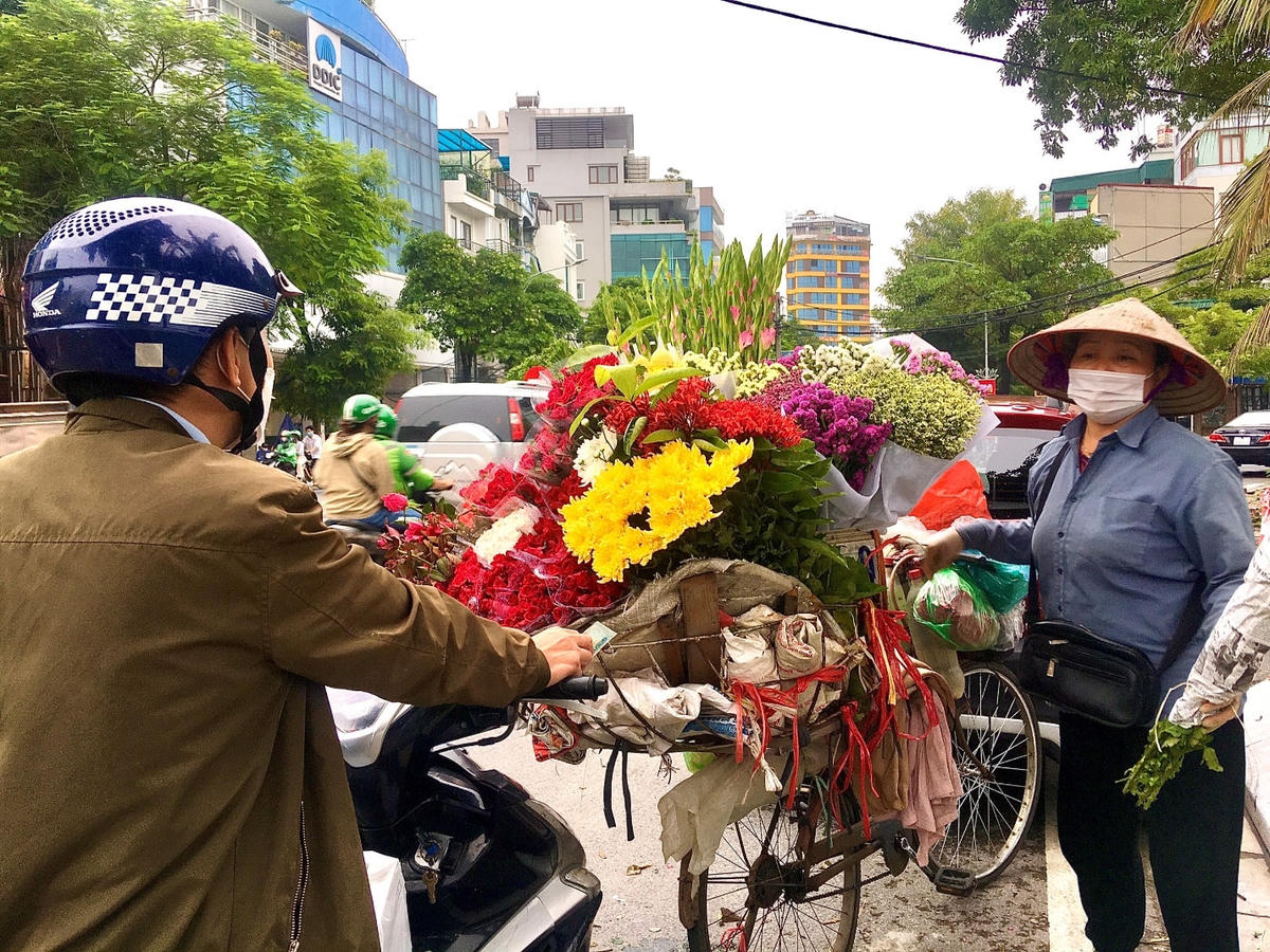 Ngày 20-10 không hoa của những người bán hoa dạo.