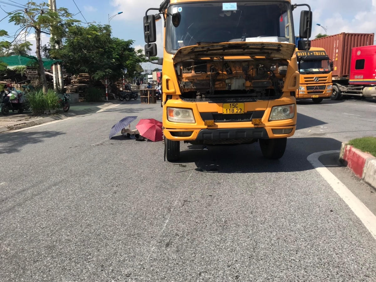 Hiện trường vụ tai nạn khiến hai người bị thương, bị tử vong.