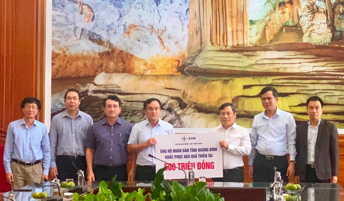 Bí thư Tỉnh ủy Quảng Bình tiếp nhận 500 triệu đồng của EVN ủng hộ nhân dân khắc phục hậu quả thiên tai.