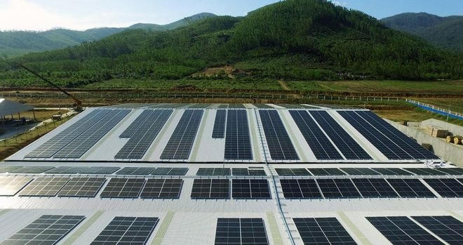 Hệ thống năng lượng mặt trời được Vinamilk triển khai tại Hệ Thống Trang Trại Sinh Thái Vinamilk Green Farm.  