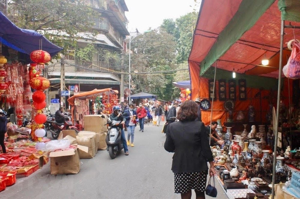 Phố Hàng Mã vẫn có với nhiều mặt hàng cho Tết như đồ trang trí, cây đào, cây quất, hoa quả, bánh kẹo… (Ảnh: Minh Nghĩa/TTXVN).