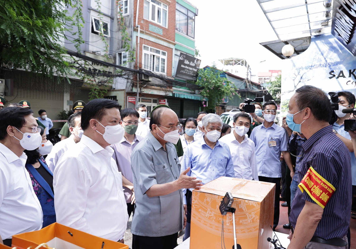 Chủ tịch nước Nguyễn Xuân Phúc, Chủ tịch UBTƯ MTTQ Việt Nam Đỗ Văn Chiến tặng quà cán bộ, nhân dân phường Bạch Đằng, quận Hai Bà Trưng, Hà Nội.