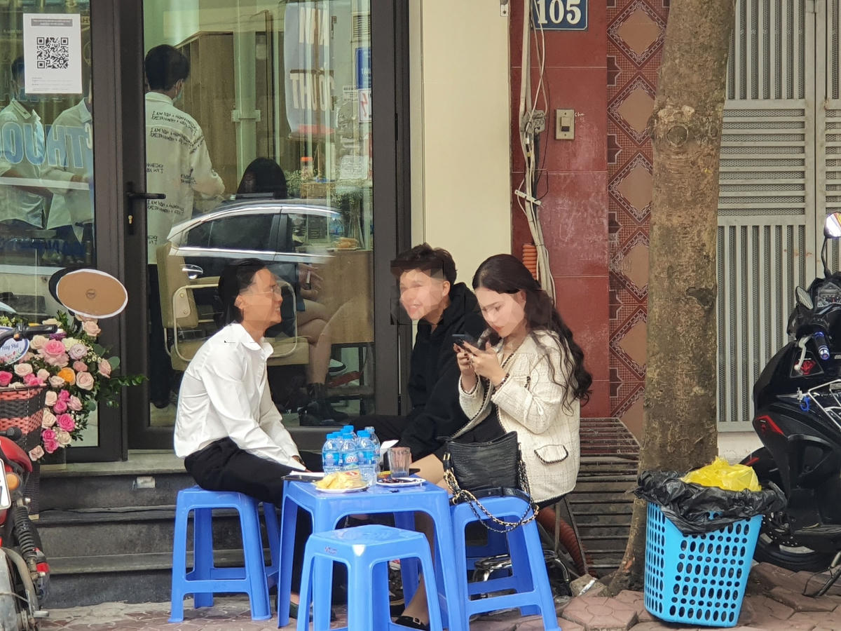 Dù đa số người dân Hà Nội đều đã được tiêm vaccine, tuy nhiên theo các chuyên gia, cách tốt nhất để đẩy lùi dịch bệnh là ý thức tự bảo vệ bản thân, chấp hành nghiêm các quy định phòng, chống dịch của người dân.