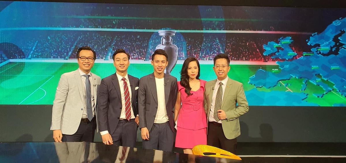 Đỗ Hùng Dũng tại trường quay Bình luận Euro 2020: “Đội ngũ bình luận viên siêu cute hột me của VTV”.