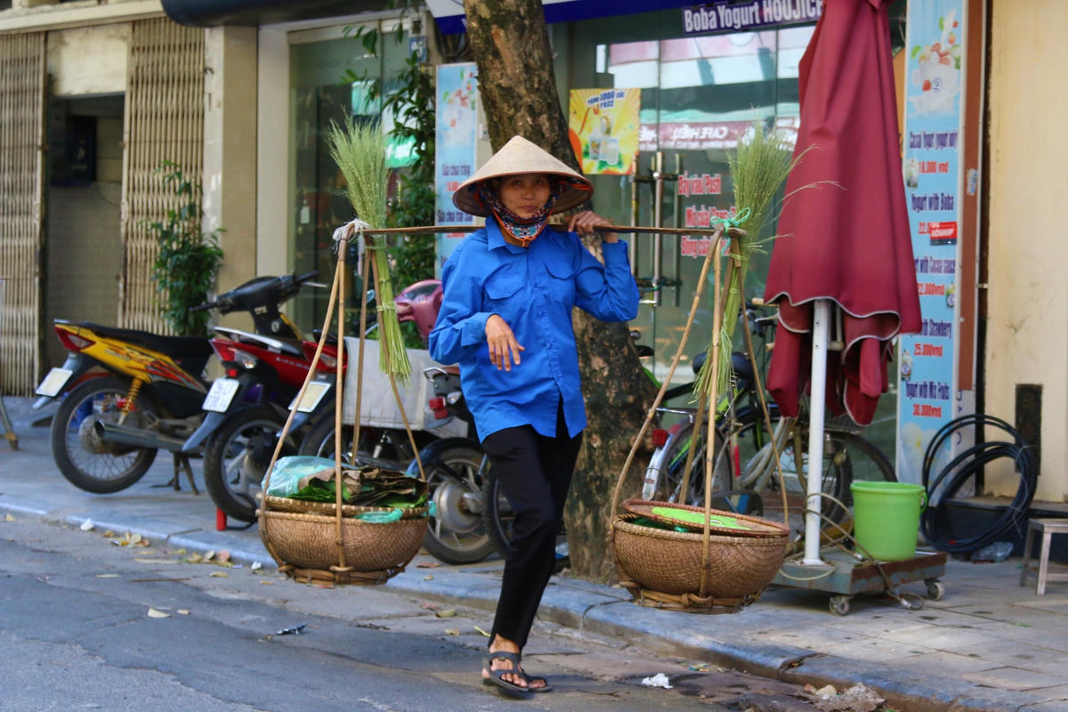 Những ngày này, hương Cốm len lỏi qua từng ngõ ngách, trên từng gánh hàng rong quyện cả trong lòng mỗi người dân Thủ đô. (Ảnh chụp trước ngày 23/7).