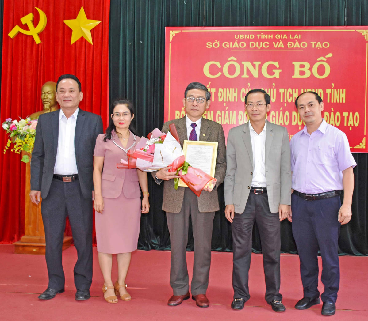 Ông Đỗ Tiến Đông trao Quyết định bổ nhiệm chức vụ Giám đốc Sở Giáo dục và Đào tạo cho ông Lê Duy Định.