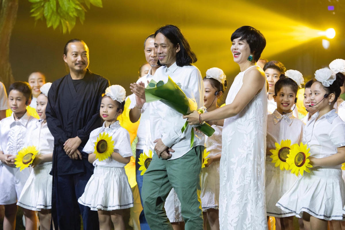 Nhà báo Đặng Diễm Quỳnh và ê kíp thực hiện VTV True Concert năm 2019.