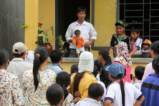 Thời điểm K'Rể vừa đến trường được thầy cô, bạn bè vui vẻ đón nhận. Nguồn: NLĐ.