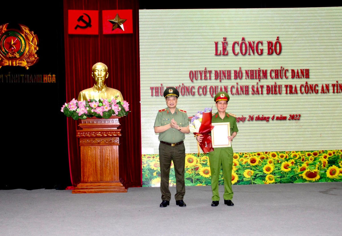 Đại tá Dương Văn Tiến nhận quyết định bổ nhiệm chức danh Thủ trưởng Cơ quan CSĐT Công an tỉnh Thanh Hoá.