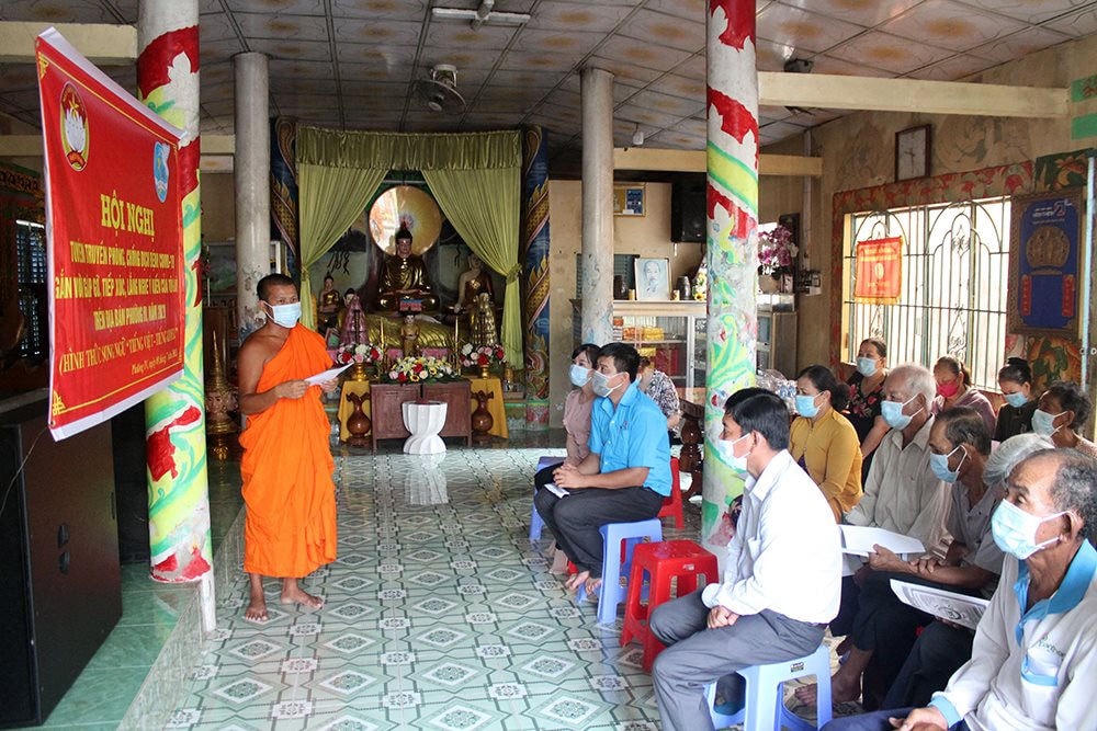 Các chùa Phật giáo Nam tông Khmer vùng Đồng bằng sông Cửu Long phổ biến biện pháp phòng, chống dịch bệnh cho phật tử.