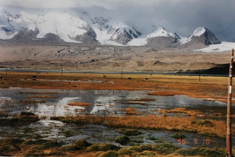 Bề mặt hồ thay đổi màu liên tục tùy thuộc vào việc ánh sáng phản chiếu như thế nào. Ảnh: Daily Mail.