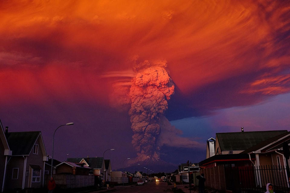 ​29. Núi lửa Calbuco phun trào vào ngày 22 tháng 4 năm 2015. Do sự phun trào của núi lửa với cột khói cao 20 km, chính quyền tuyên bố báo động đỏ và ra lệnh di tản khoảng 1.500 cư dân vùng Ensenada, Alerce, Colonia Río Sur, và thị trấn Correntoso. Ảnh Alex Vidal Brecas / EPA / Corbis.