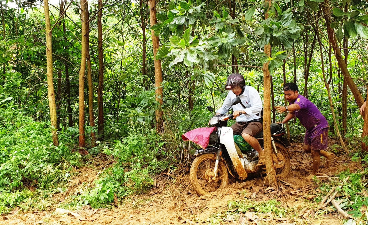 Do sạt lở đường người dân băng rừng tìm lối đi.