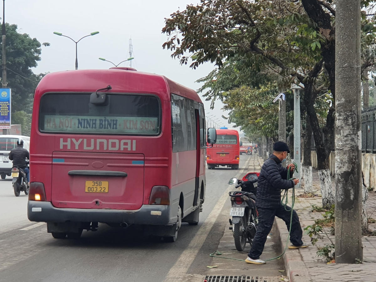 Tình trạng xe khách tấp nập dừng đỗ trên đường Giải Phóng.