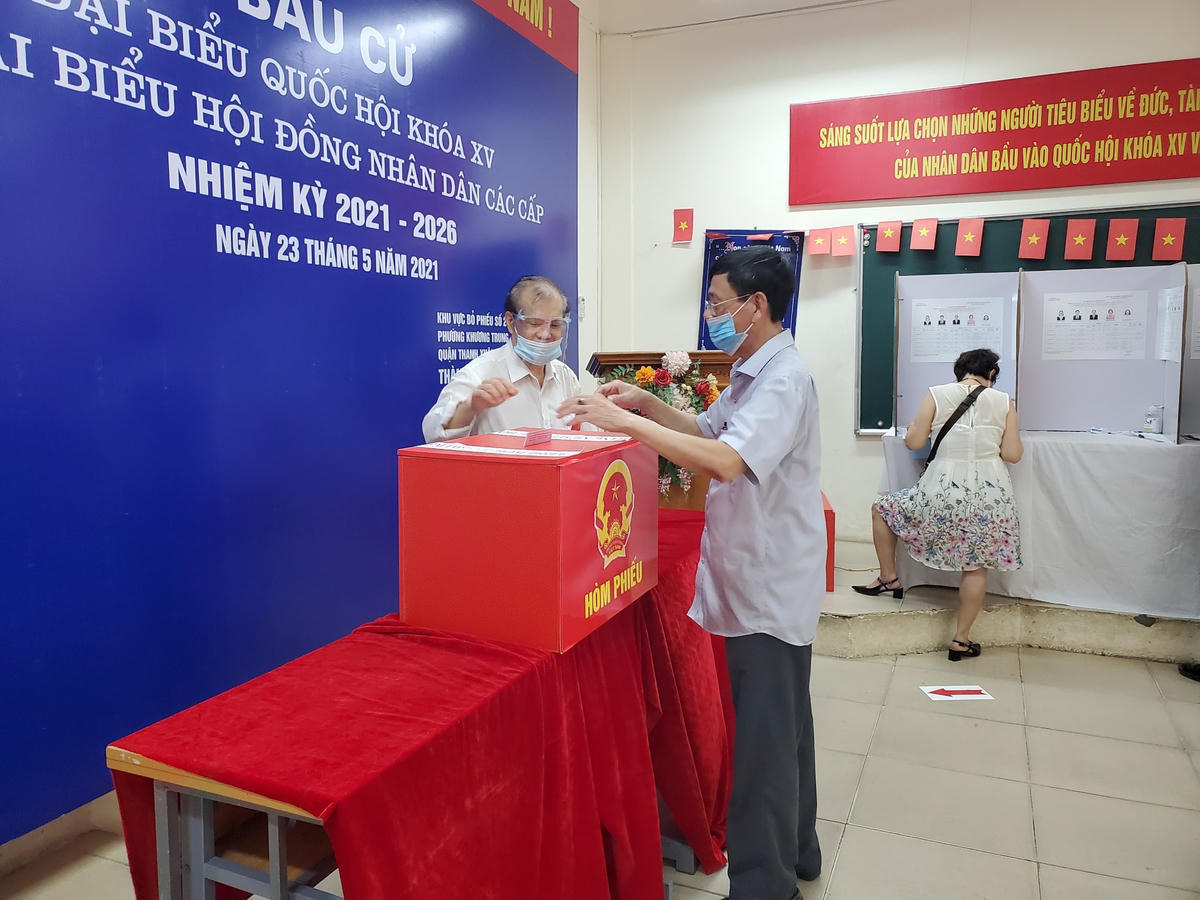 Cử tri bỏ phiếu bầu cử tại khu vực bỏ phiếu bầu cử số 7, phường Khương Trung, quận Thanh Xuân (Hà Nội).