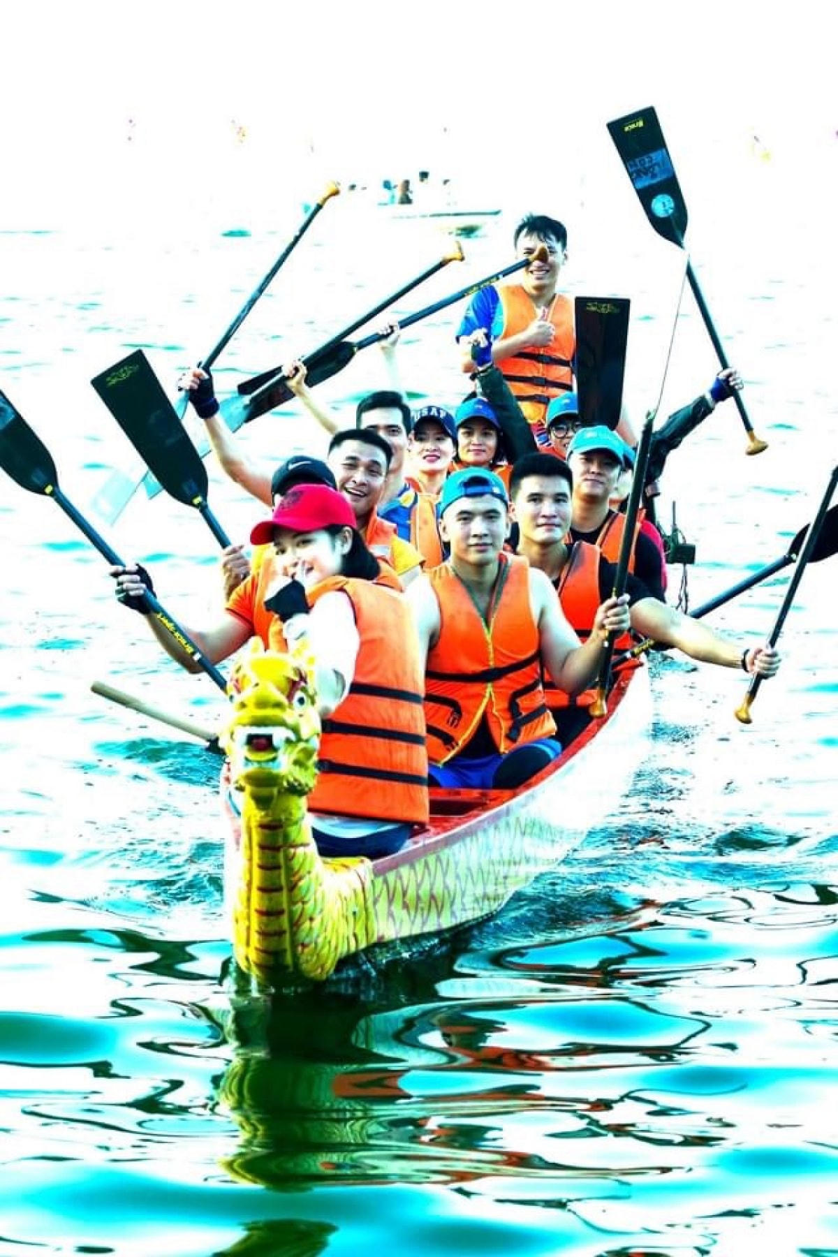 Sôi động giải bơi chải thuyền rồng trên Hồ Tây.