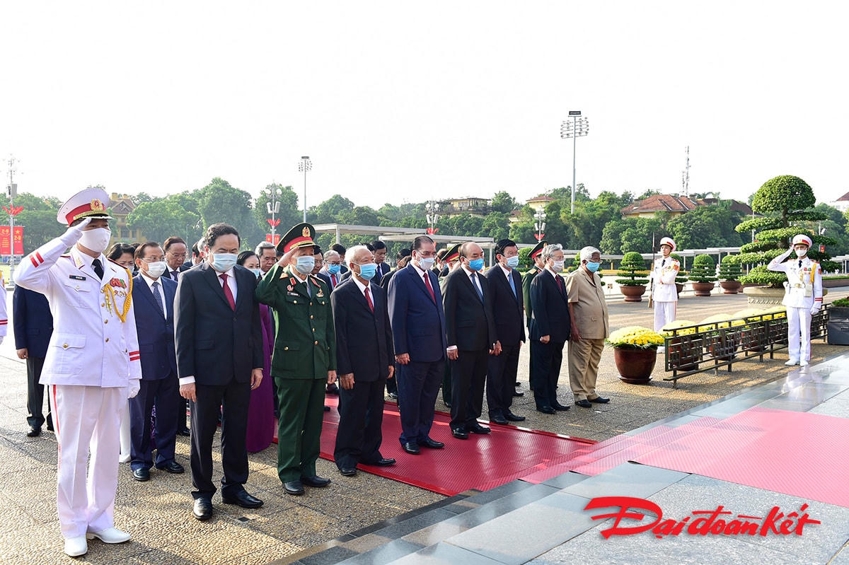 Với lòng biết ơn vô hạn, Đoàn đại biểu đã thành kính tưởng nhớ công lao to lớn của Chủ tịch Hồ Chí Minh, lãnh tụ vĩ đại, Người thầy kính yêu của Đảng và dân tộc ta.