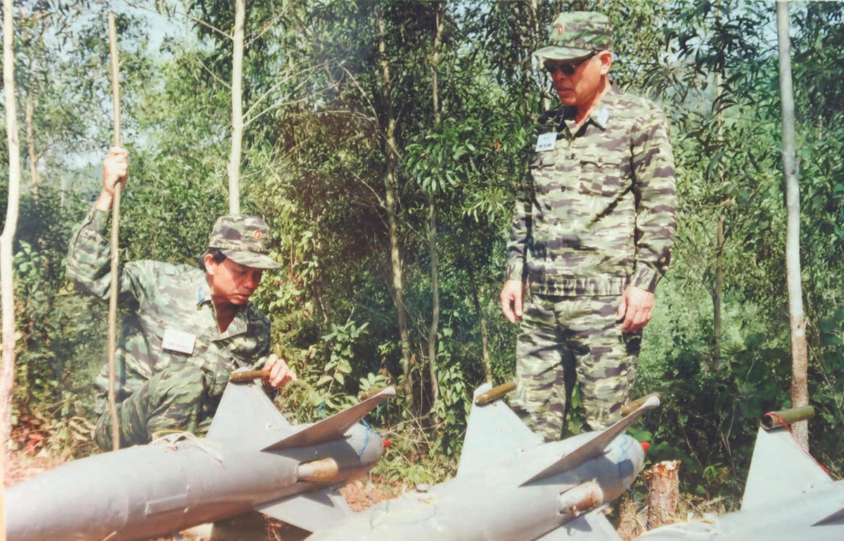 Nguyên Phó Tham mưu trưởng Quân chủng PK-KQ Nguyễn Quang Hùng (đứng) kiểm tra mục tiêu bay cho pháo cao xạ năm 1994. (Ảnh: nhân vật cung cấp)