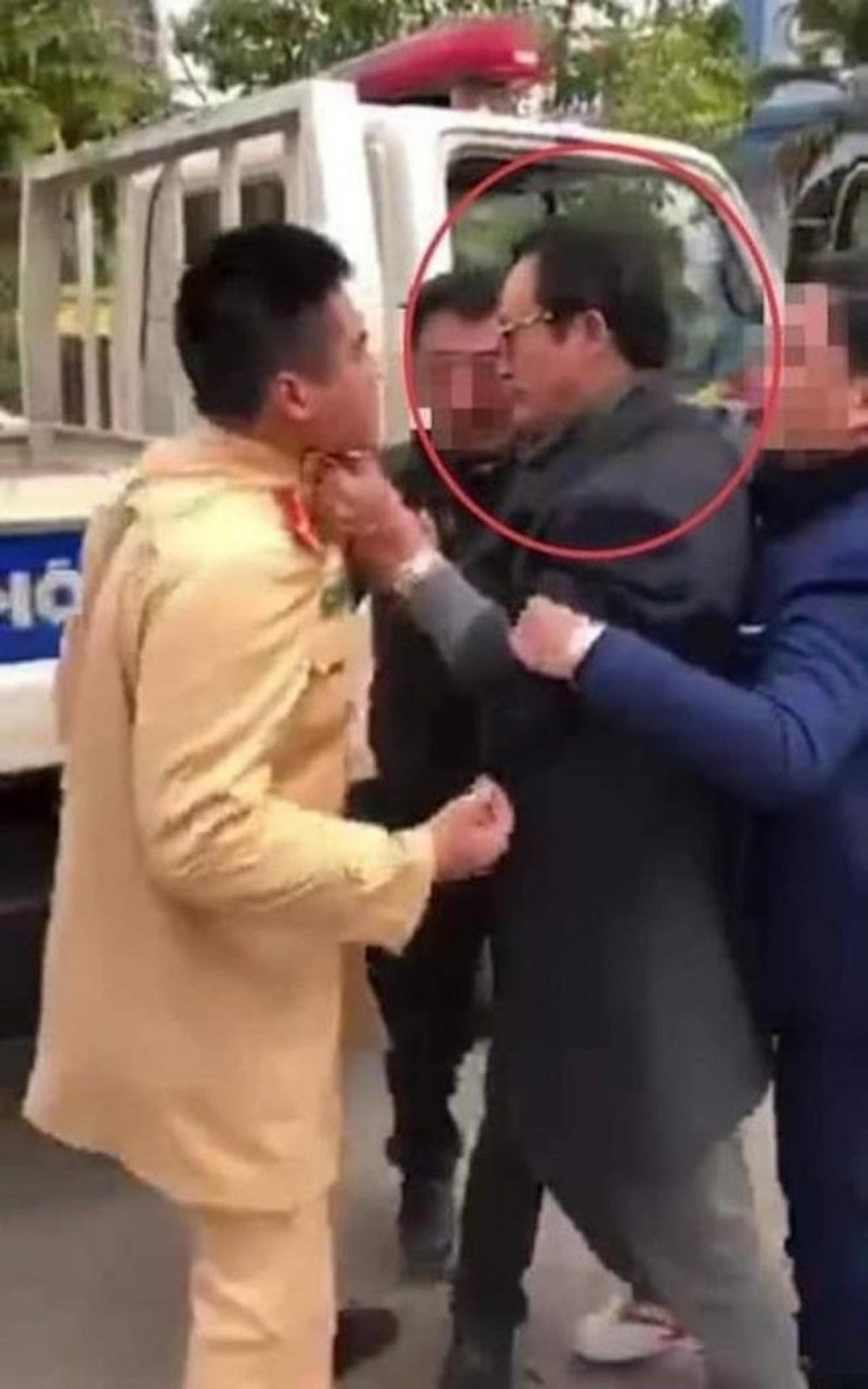 Ông Lại Quốc Đạt, Chi cục trưởng Chi cục Dân số - Kế hoạch hóa gia đình túm cổ áo CSGT khi bị yêu cầu kiểm tra nồng độ cồn. Ảnh: Đời sống & Pháp luật.  