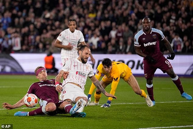 Nemanja Gudelj trong nỗ lực ngăn cản Tomas Soucek bên phía West Ham.
