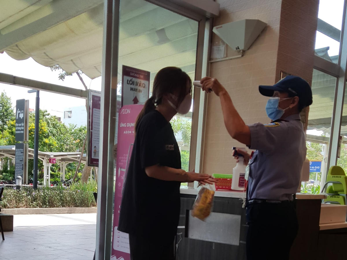 Kiểm tra thân nhiệt, rửa tay sát khuẩn toàn bộ người ra vào trung tâm.