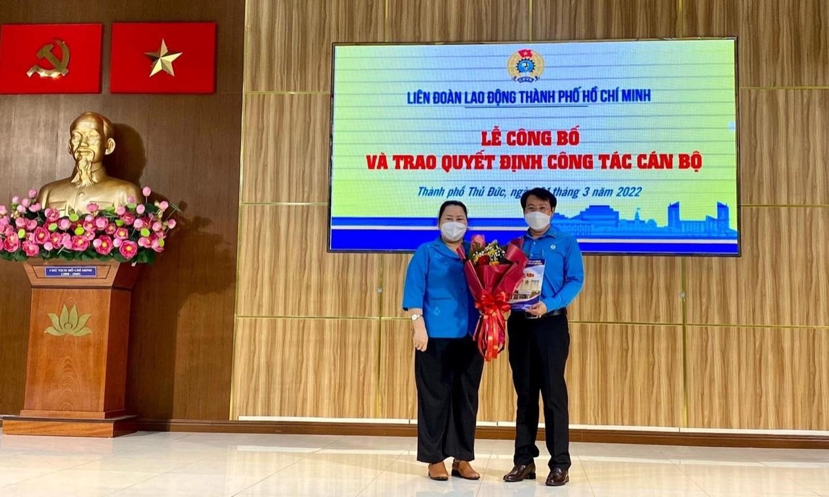 Bà Lê Thị Kim Thúy, Phó Chủ tịch LĐLĐ TPHCM trao quyết định cho ông Trần Thanh Quang vào ngày 31/3 vừa qua.